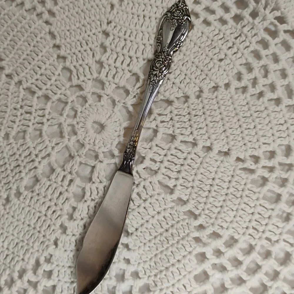 Oneida USA master butter knife Wordsworth pattern circa 1990s floral scroll patt